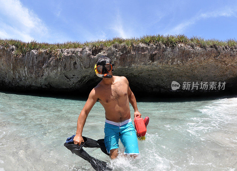 从海中浮现