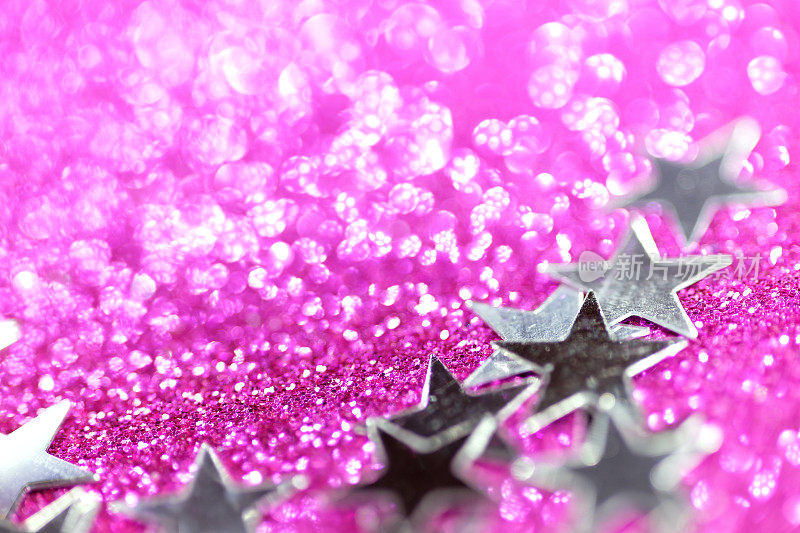 银色的星星在粉红色闪闪发光的背景上