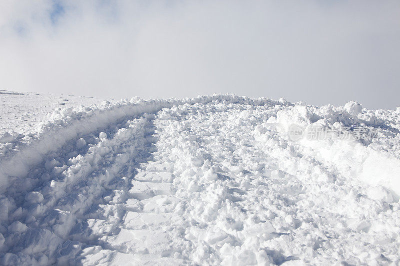 积雪道路