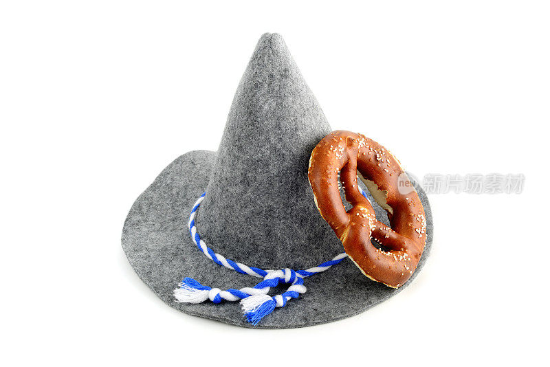 原始的巴伐利亚毡帽和啤酒节椒盐卷饼