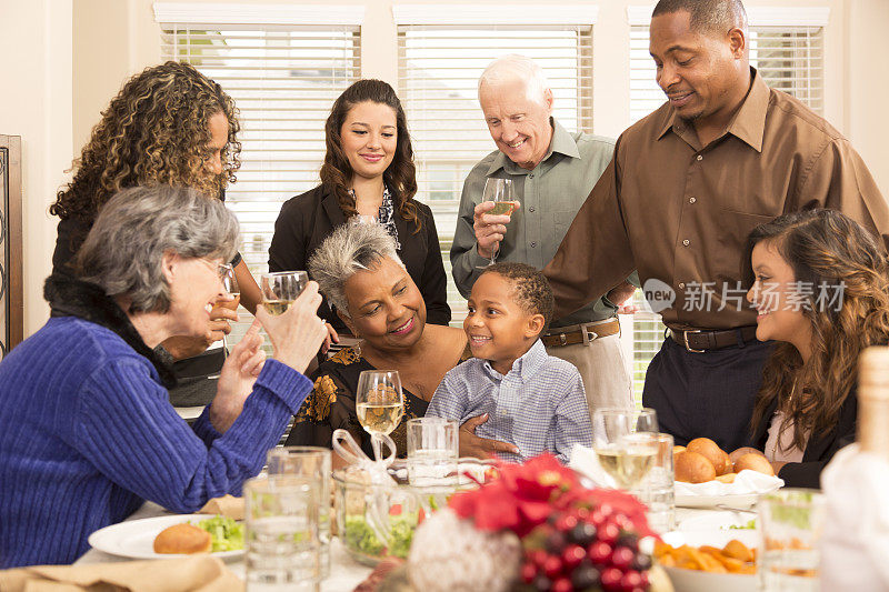 人际关系:家人、朋友聚在一起吃圣诞晚餐或节日派对