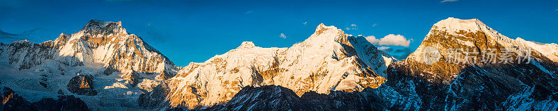 壮丽的山日落雪峰山顶全景喜马拉雅山尼泊尔