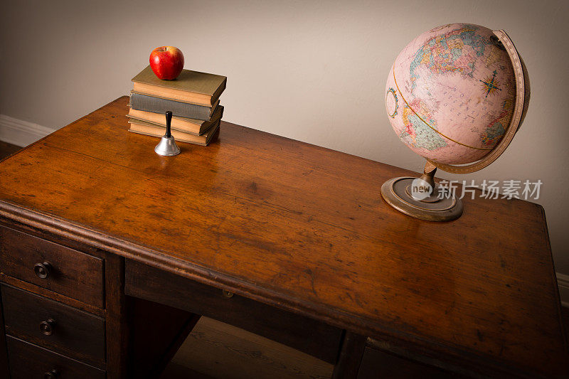 古董书和桌子上的地球仪