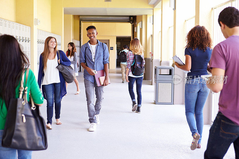 一群高中生在走廊上散步