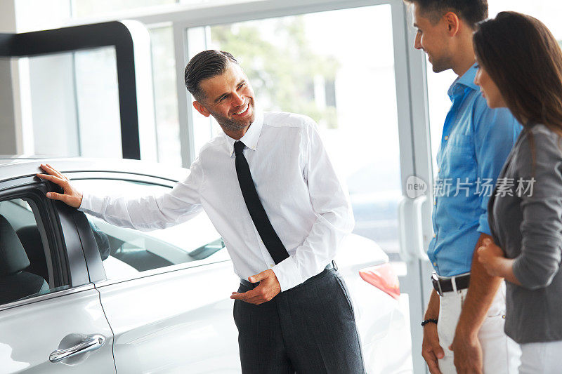 销售顾问向潜在买家展示新车