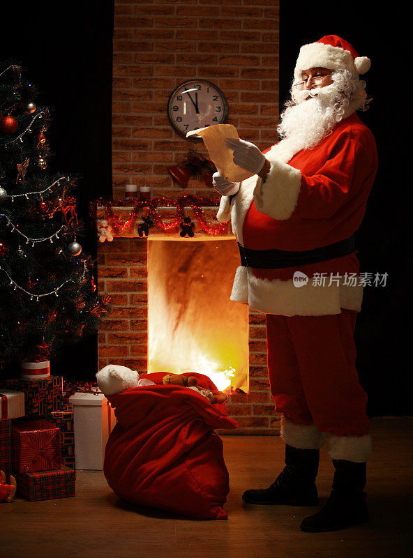 快乐的圣诞老人站在他的房间在家里