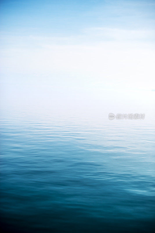 平静的深蓝色的湖