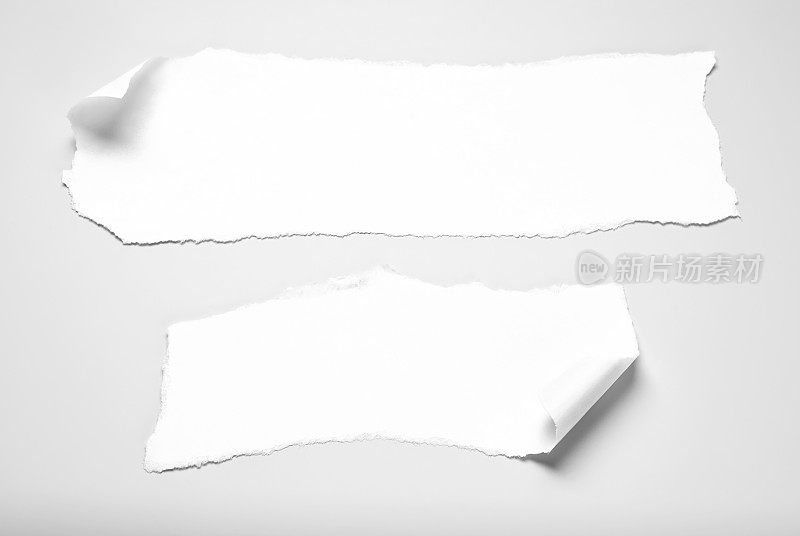 灰色背景上的两张边角弯曲的纸片