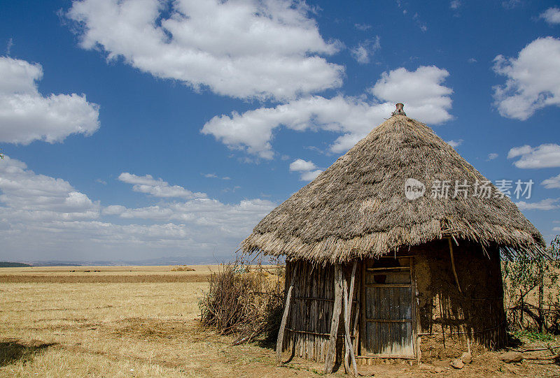 埃塞俄比亚传统的泥和粘的茅草屋顶小屋