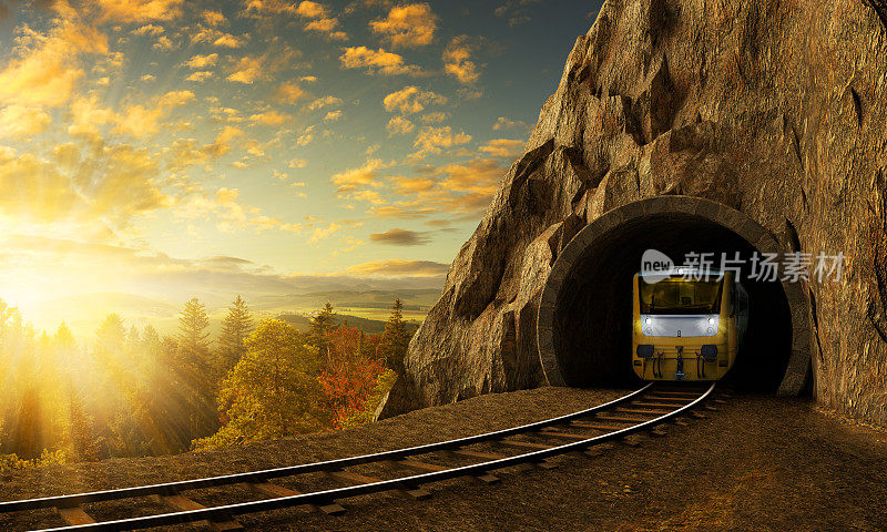山地铁路与列车隧道在岩石之上的景观。