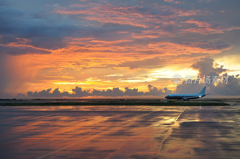 日落时分，飞机在停机坪上滑行