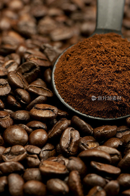 磨碎的咖啡粉和咖啡豆