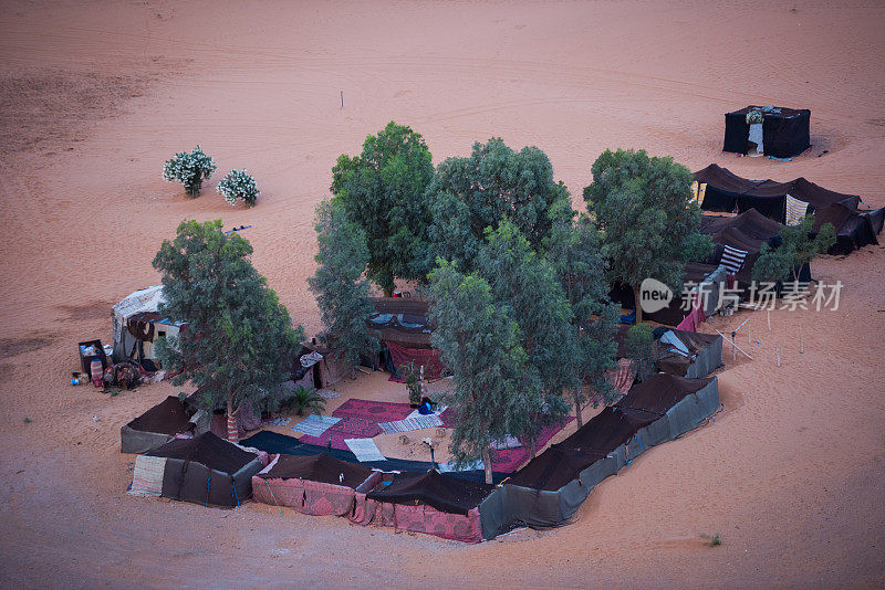撒哈拉沙漠营地，有导游带领