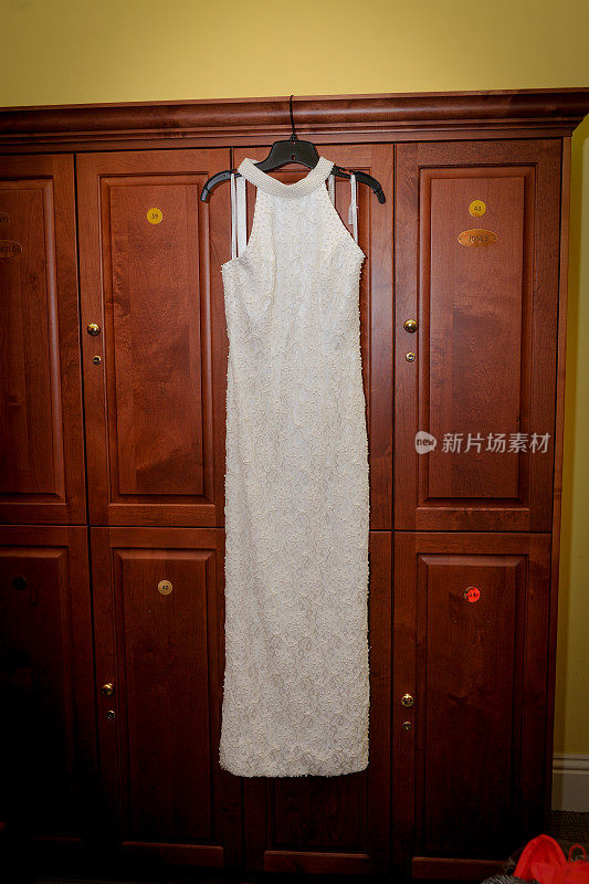婚纱挂在更衣室