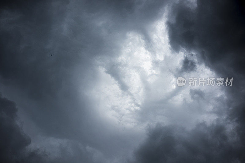 暴风雨的乌云