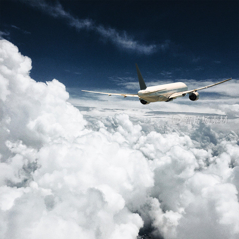 商业飞机在云层上飞行
