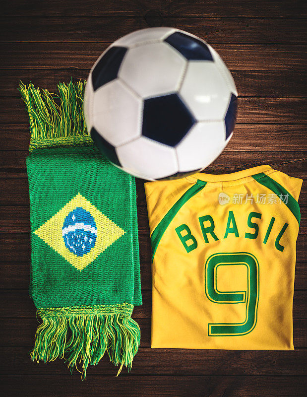 普通巴西球衣与足球