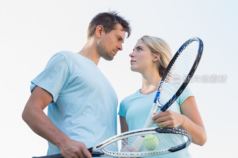 网球运动员用球拍拍向天空