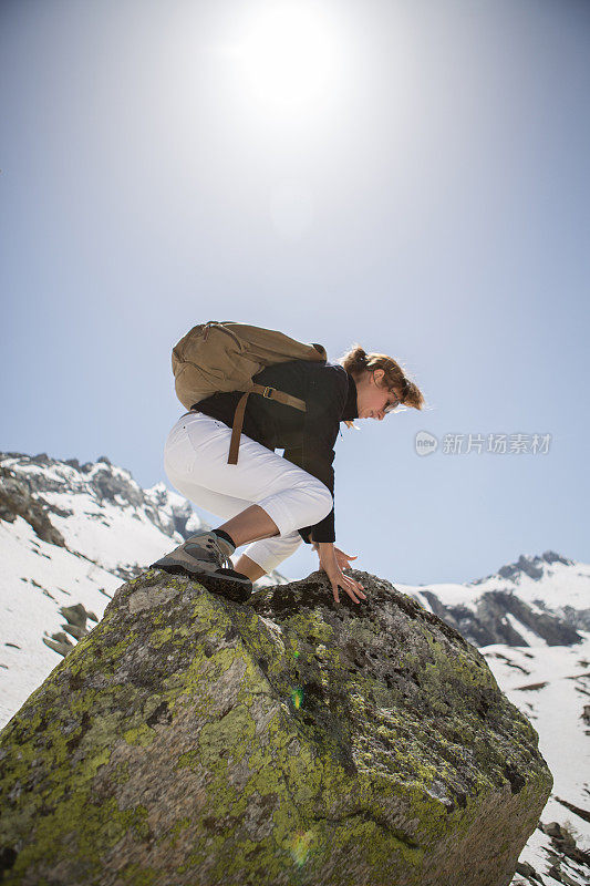 一名年轻女子在雪山上爬克里格