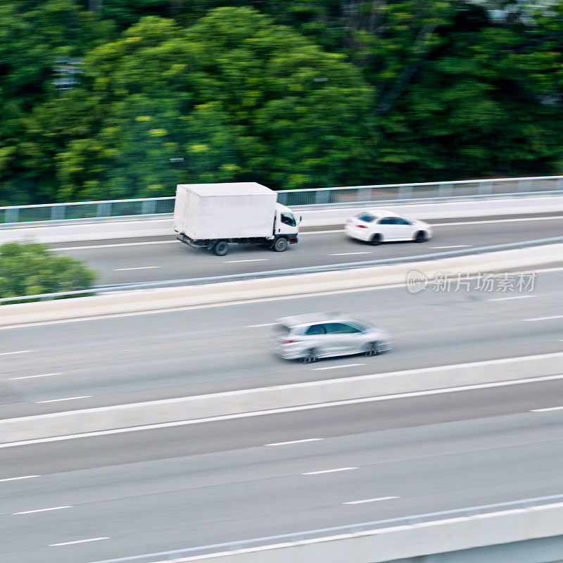 货车在高速公路上超速行驶