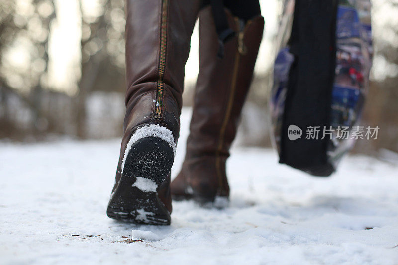 购物者在雪地上行走