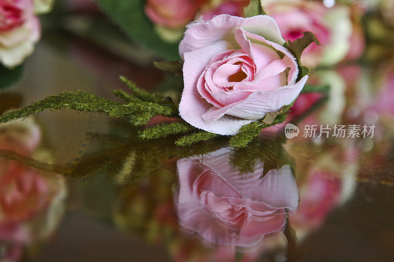 婚礼花，丝玫瑰在光滑的桌子上
