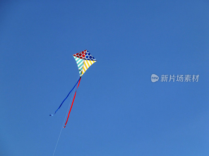 五颜六色的风筝在蓝天上飞翔