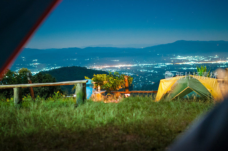 露营帐篷在繁星点点的夜空下闪闪发光。