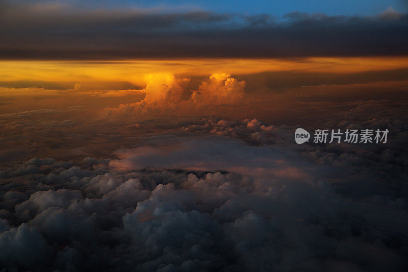 爱荷华州上空的空中雷雨日落