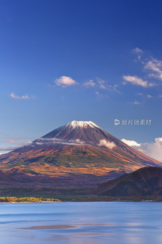 一个晴朗的下午，日本富士山和元津湖