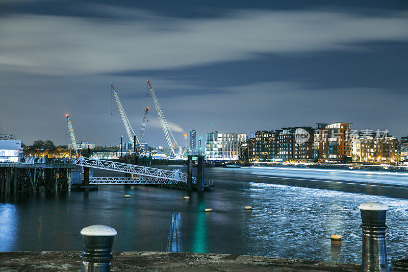 夜景码头和灯火通明的城市