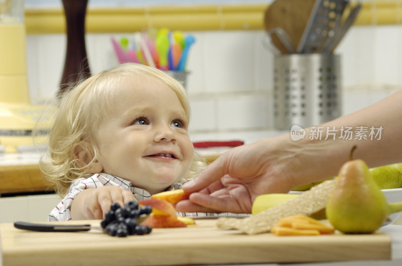 在厨房里吃健康食物的小孩