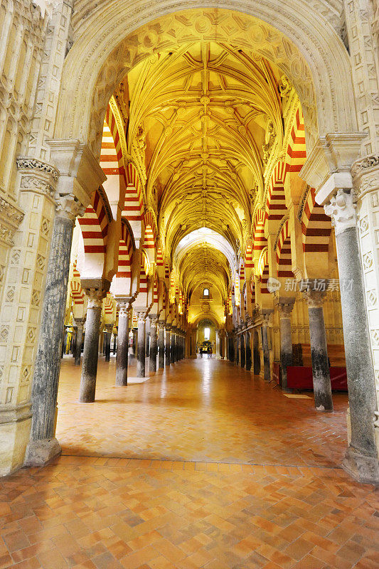 西班牙科尔多瓦的Mezquita-Catedral内部