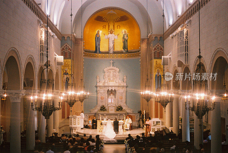 在美丽的教堂举行隆重的天主教婚礼