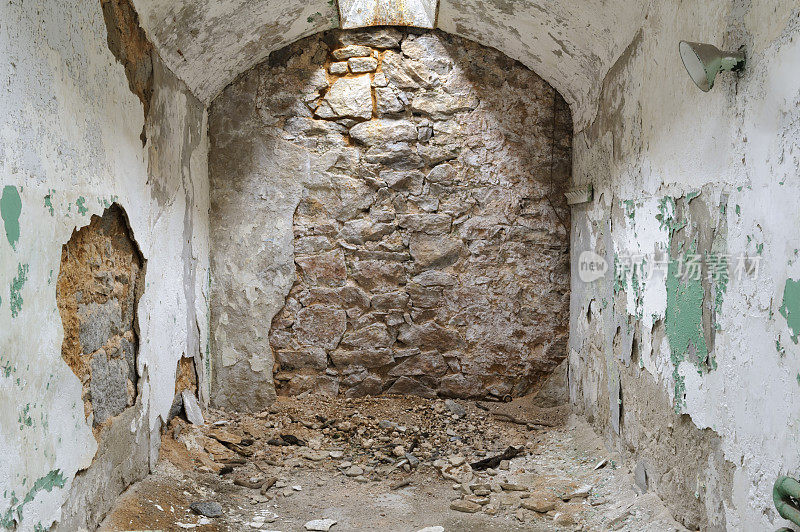 腐朽废墟背景中的监狱牢房，后墙