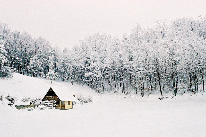 雪中的小屋