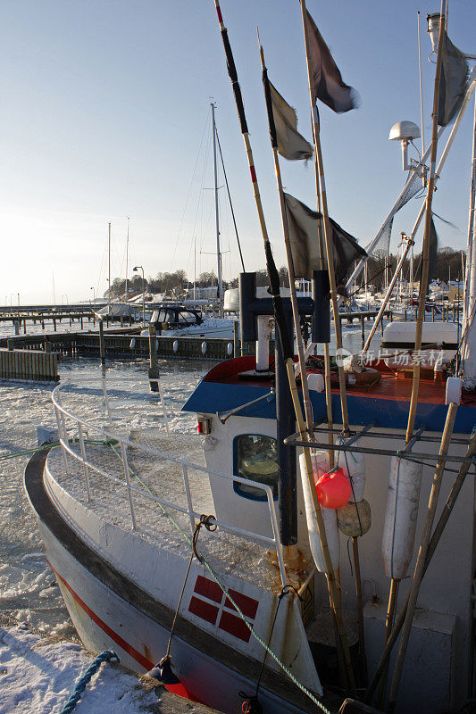 丹麦渔船在冰港。