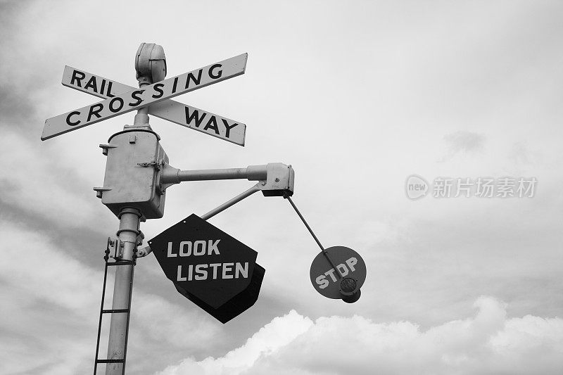 铁路道口有“看、听、停”标志