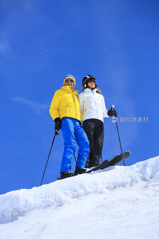 冬季运动男女滑雪者享受着休息