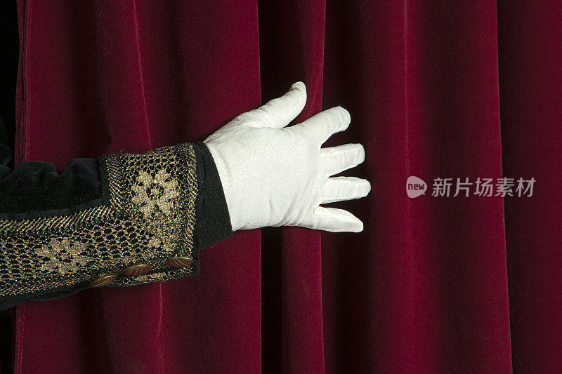 手戴白手套揭开帘子。