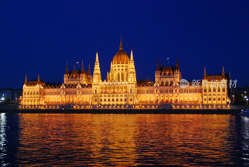 布达佩斯议会大厦之夜