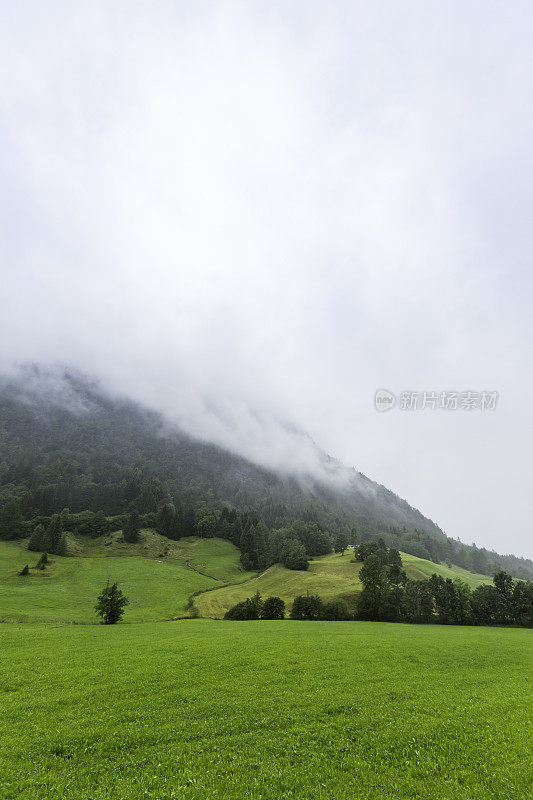 云中阿尔卑斯山山脉的全景