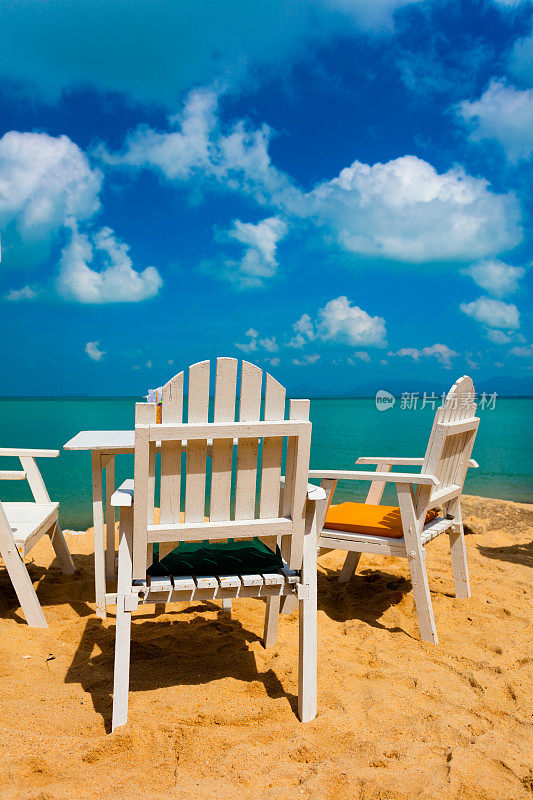 热带海岸的椅子