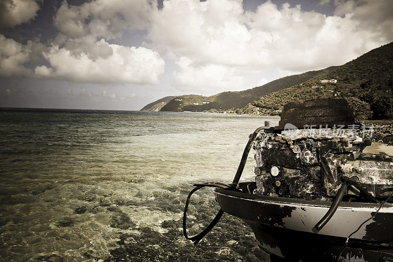 加勒比海的舷外发动机生锈