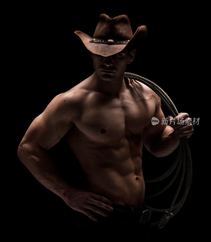 赤裸上身，肌肉发达的牛仔站着