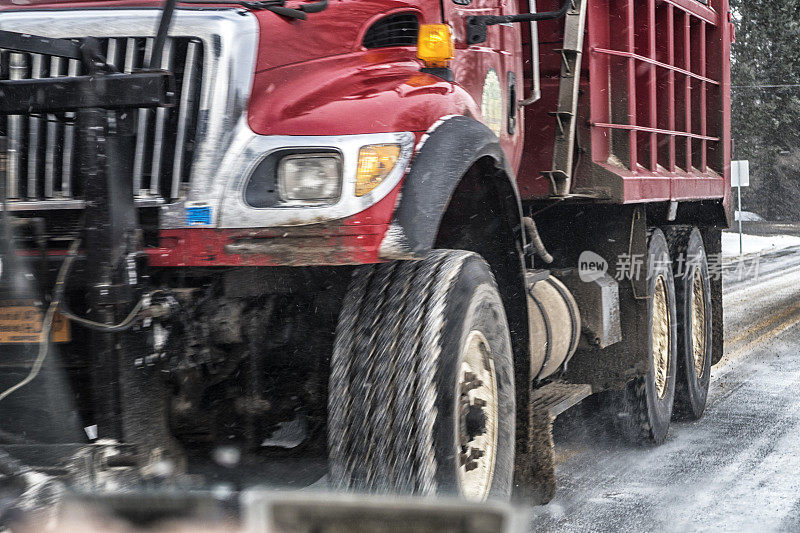 裁剪的近距离汽车司机POV通过冬季扫雪车