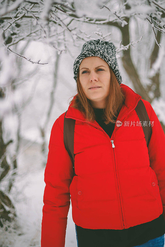 冬季运动活动。女徒步旅行者背包和雪鞋在雪地上的雪鞋