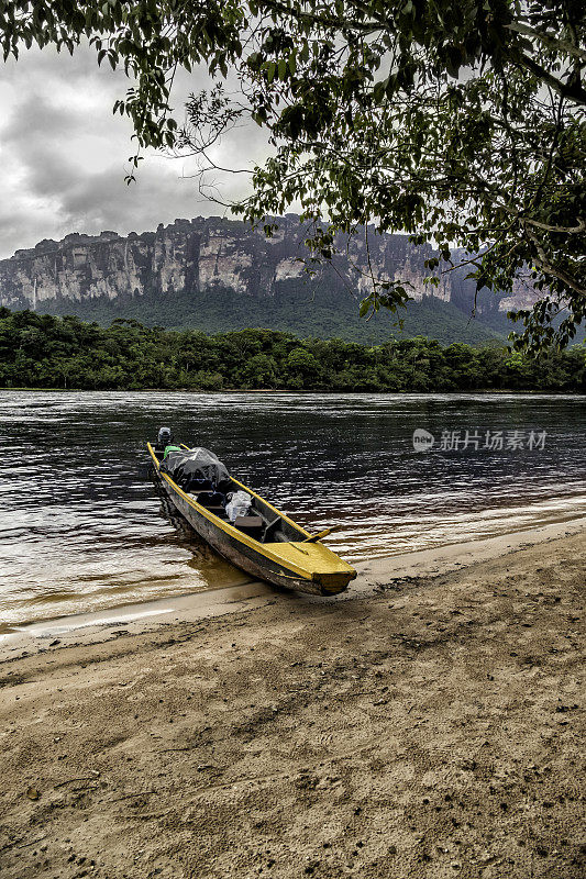 库利拉土著独木舟在卡拉奥河。委内瑞拉，卡纳马国家公园