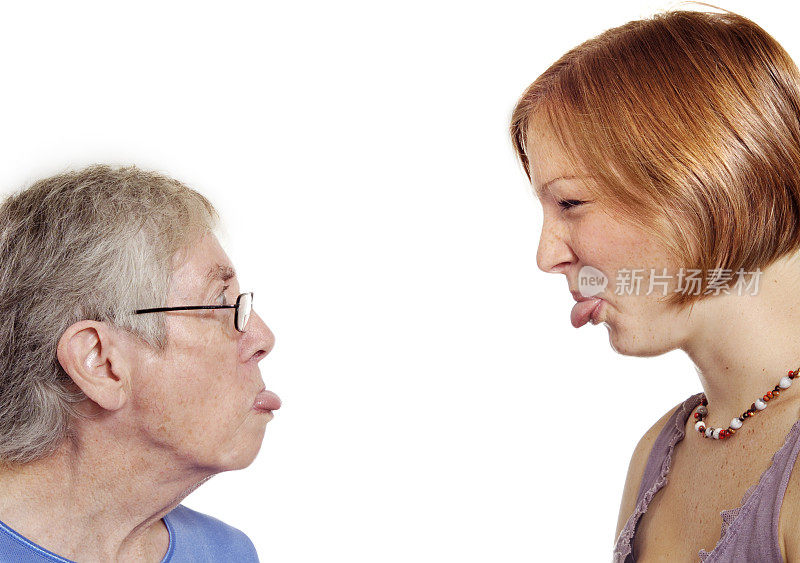 奶奶和孙女在扯舌头