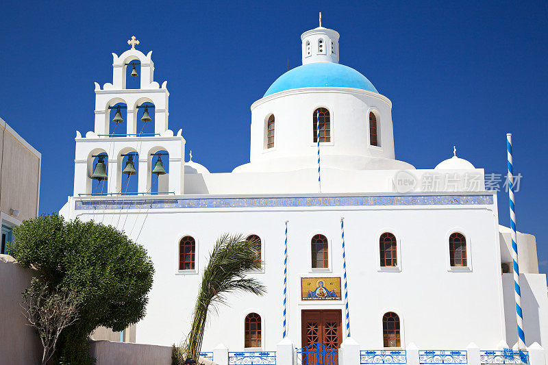 圣托里尼岛伊亚的典型正统希腊教堂。希腊。